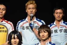 滝川英治（中央）