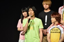 鯨井康介（中央）