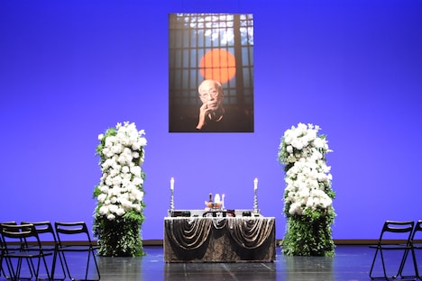 蜷川幸雄一周忌法要に際し設けられた祭壇。