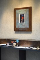 メモリアルプレートとショーケース。