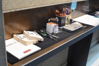 蜷川幸雄ゆかりの品々を収めたショーケース。