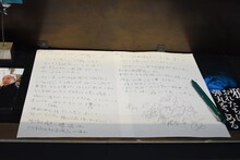 蜷川幸雄ゆかりの品々を収めたショーケース。