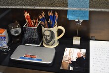 蜷川幸雄ゆかりの品々を収めたショーケース。