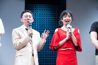 「minako-太陽になった歌姫-」記者会見より。左から野沢トオル、田村芽実。