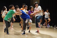「夏休み！子どもの劇場体験」2016年度の演劇体験コースの様子。