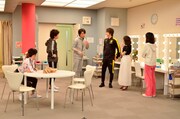 「グリーン＆ブラックス」#2より。左から濱田めぐみ、柿澤勇人、井上芳雄、相葉裕樹、渡辺麻友（AKB48）、愛原実花。