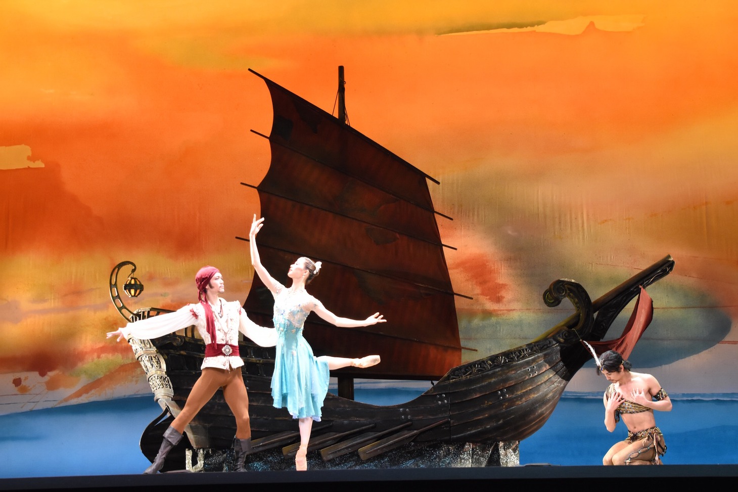 BALLET COMPANY Spring Tour2017「海賊」公開ゲネプロより。左から遅沢佑介、中村祥子、伊坂文月。