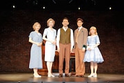 ミュージカル「I LOVE A PIANO」出演者。左から吉沢梨絵、樹里咲穂、鈴木壮麻、上口耕平、小此木まり。(撮影:岡千里)