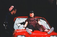 「業音」2002年初演時の様子。左から松尾スズキ、伊勢志摩。（撮影：田中亜紀）