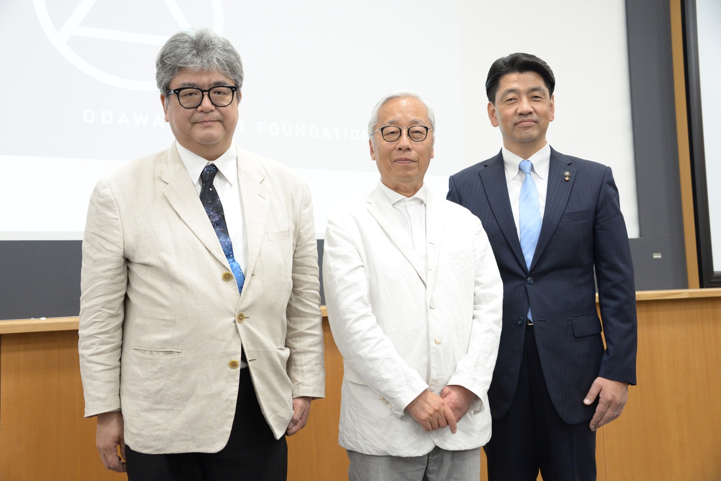 左から国立天文台職員の山岡均、杉本博司、小田原市長の加藤憲一。
