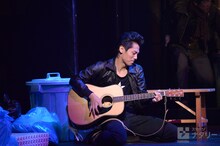 「俺節」フォトコールより、ギターを弾く南風原太郎（福士誠治）。