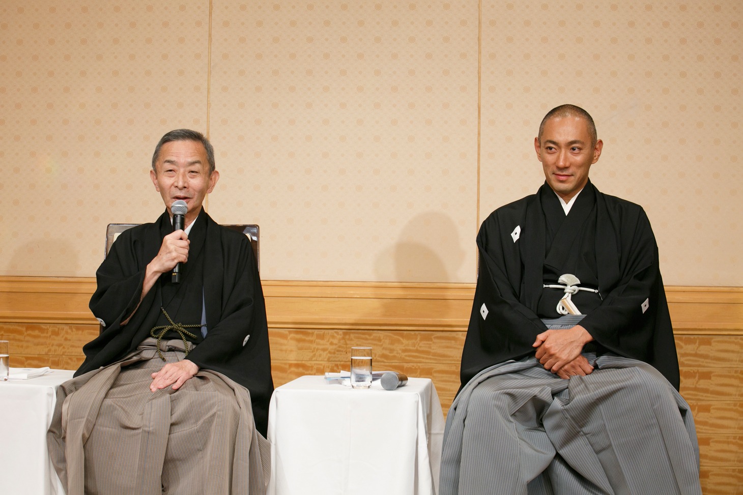 左から市川右之助改め市川齊入、市川海老蔵。（提供：松竹株式会社）