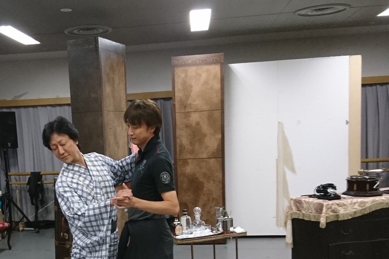 「黒蜥蜴」稽古で、喜多村緑郎と河合雪之丞が初のタンゴ姿を披露