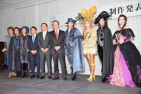 左から暁千星、宇月颯、美弥るりか、小池修一郎、小川友次、久保健、珠城りょう、愛希れいか、月城かなと、沙央くらま。