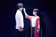 舞台版「心霊探偵八雲 裁きの塔」ゲネプロより、左から久保田秀敏演じる斉藤八雲、美山加恋演じる小沢晴香。