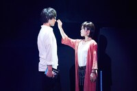舞台版「心霊探偵八雲 裁きの塔」ゲネプロより、左から久保田秀敏演じる斉藤八雲、美山加恋演じる小沢晴香。