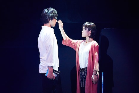 舞台版「心霊探偵八雲 裁きの塔」ゲネプロより、左から久保田秀敏演じる斉藤八雲、美山加恋演じる小沢晴香。