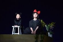 ミュージカル「魔女の宅急便」ゲネプロより。左から夏鈴演じるジジ、上白石萌歌演じるキキ。