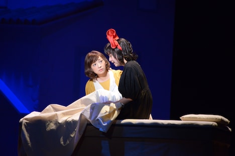 ミュージカル「魔女の宅急便」ゲネプロより。舞台奥白羽ゆり演じるおソノ、舞台手前上白石萌歌演じるキキ。