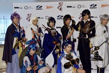 囲み取材の様子。後列左より和田琢磨、荒牧慶彦、鈴木拡樹、猪野広樹、東啓介、健人。前列左より納谷健、橋本祥平。