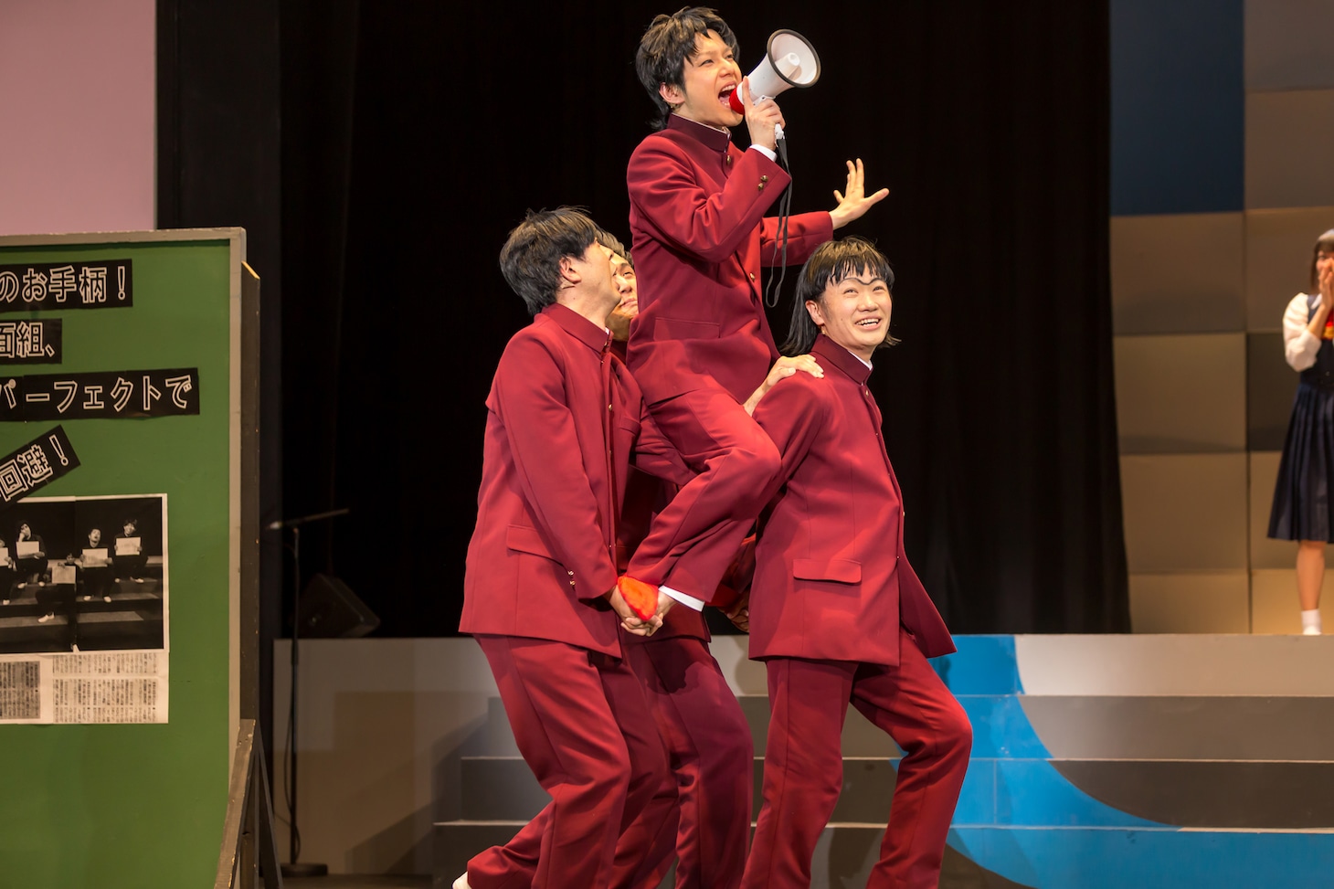 一堂零（平野良）を持ち上げる奇面組。