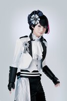 とまん演じる是国竜持。