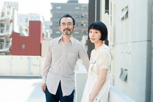 左から古舘寛治と夏帆。