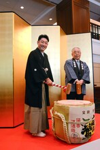 「六月博多座大歌舞伎」成功祈願の鏡開きに臨む八代目中村芝翫。「せーの！」のかけ声で勢い良く木槌が下ろすと、ギャラリーからは大きな拍手が起こった。