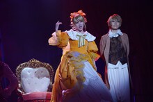 ミュージカル「悪ノ娘」公開ゲネプロより。左から田中れいな演じるリリアンヌ、山本和臣演じるアレン。