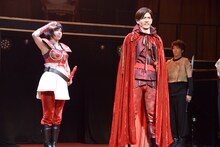 ミュージカル「悪ノ娘」公開ゲネプロより。左から鈴木ふみ奈演じるジェルメイヌ、野久保直樹演じるレオンハルト。