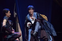 ミュージカル「悪ノ娘」公開ゲネプロより。右が鎌苅健太演じるカイル。