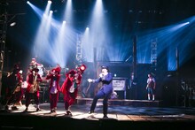 劇団鹿殺し2017本公演～電車2部作 同時上演～「電車は血で走る / 無休電車」より。（写真：和田咲子）