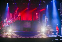 劇団鹿殺し2017本公演～電車2部作 同時上演～「電車は血で走る / 無休電車」より。（写真：和田咲子）