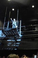 フライングのプラットフォームを説明するプロデューサー・川端伸和氏。