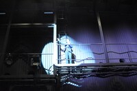 2層になったキャットウォークを説明するプロデューサーの川端伸和氏。