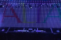 客席の上に設置されたLEDパネル。