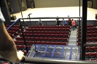 フライングのプラットフォームから見た客席。