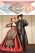 「ミュージカル・コメディ『キス・ミー・ケイト』」製作発表記者会見より。左から一路真輝、松平健。