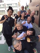 大駱駝艦・舞踏公演「Dancing PLANETS」出演者たち。左が我妻恵美子。