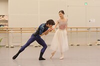 左から福岡雄大、小野絢子。（撮影：鹿摩隆司）