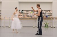 左から木村優里、ロバート・テューズリー。（撮影：鹿摩隆司）