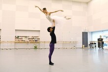 木村優里と渡邊峻郁。（撮影：鹿摩隆司）