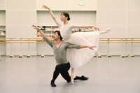 左から井澤駿、米沢唯。（撮影：鹿摩隆司）