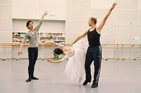 左から井澤駿、米沢唯、ロバート・テューズリー。（撮影：鹿摩隆司）