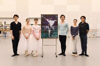 新国立劇場バレエ団「ジゼル」の主役公開リハーサルより。左から渡邊峻郁、木村優里、米沢唯、井澤駿、小野絢子、福岡雄大。（撮影：鹿摩隆司）