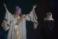 「錆色のアーマ」ゲネプロより。左から輝馬演じる顕如、市瀬秀和演じる数珠坊。