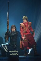 「錆色のアーマ」ゲネプロより。左から荒木健太朗演じる鶴首、佐藤大樹演じる孫一。