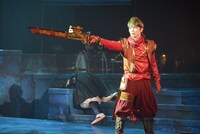 「錆色のアーマ」ゲネプロより。佐藤大樹演じる孫一。