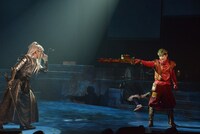 「錆色のアーマ」ゲネプロより。左から増田俊樹演じる織田信長、佐藤大樹演じる孫一。