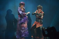 「錆色のアーマ」ゲネプロより。左から神里優希演じるアゲハ、崎山つばさ演じる不如帰。